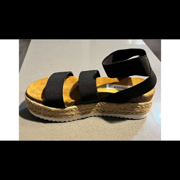 Steve Madden Kimmie Black Sandals.  Size 6 - Picture 7 of 11